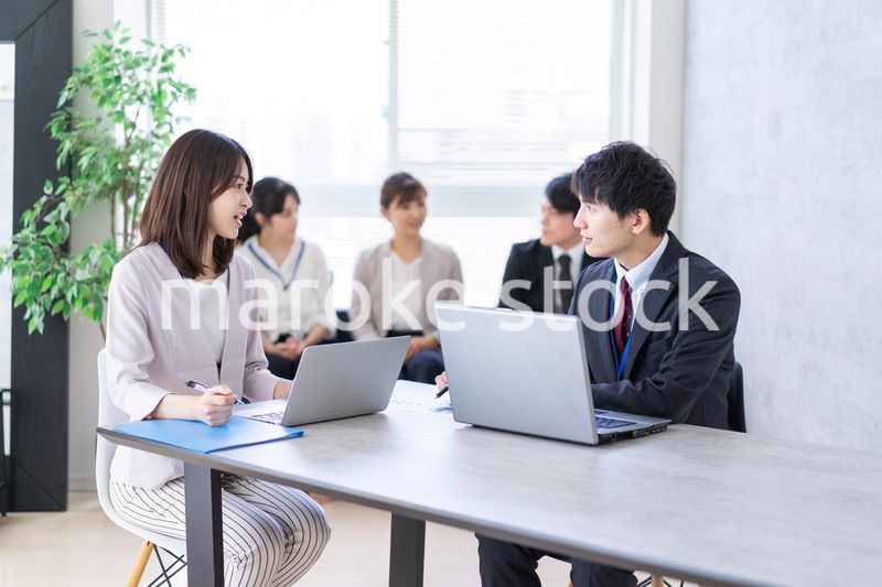 明るいオフィスで働くビジネスパーソン