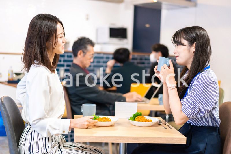 オフィスのカフェテリアのランチを食べる社員