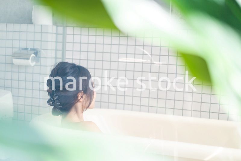 お風呂でシャワーを浴びる若い女性