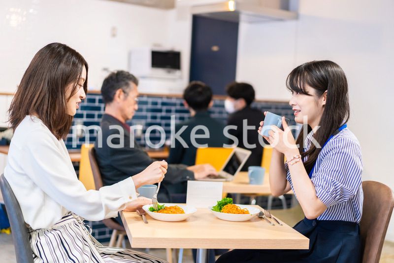 オフィスのカフェテリアのランチを食べる社員