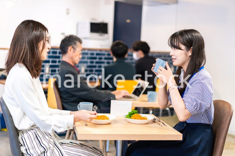 オフィスのカフェテリアのランチを食べる社員