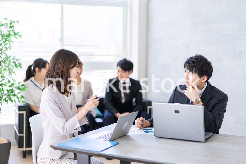 ビジネスミーティングをする男女