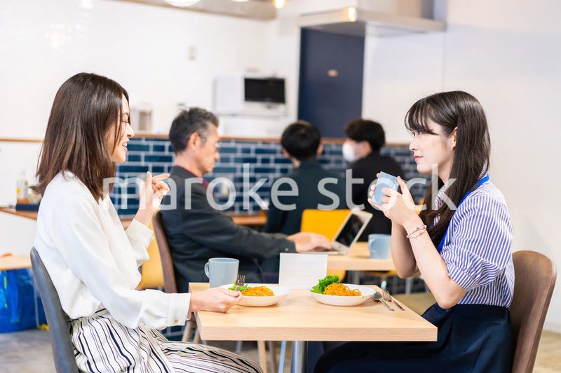 オフィスのカフェテリアのランチを食べる社員
