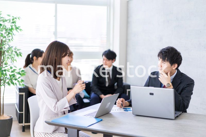 ビジネスミーティングをする男女