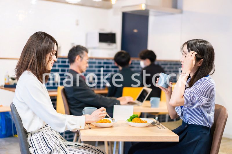 オフィスのカフェテリアのランチを食べる社員