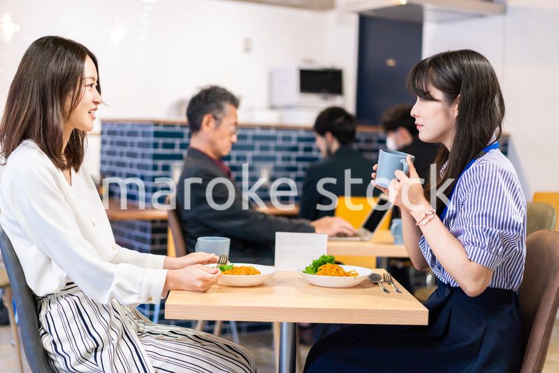オフィスのカフェテリアのランチを食べる社員