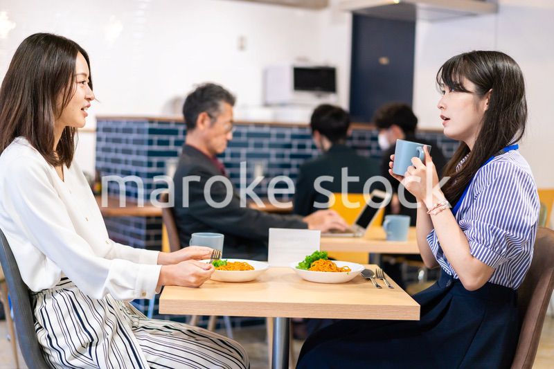 オフィスのカフェテリアのランチを食べる社員