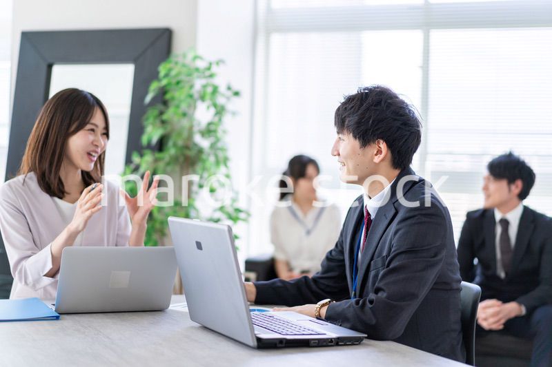 ビジネスミーティングをする男女