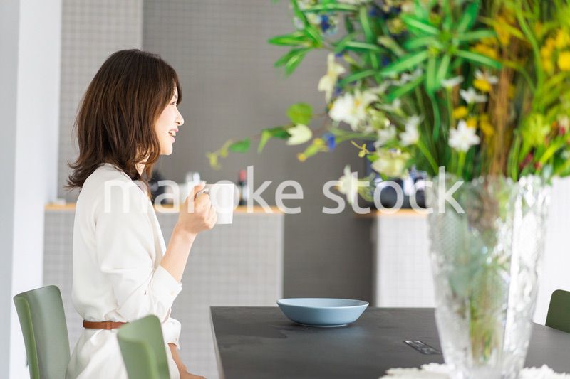 カフェでコーヒーを飲む若い女性