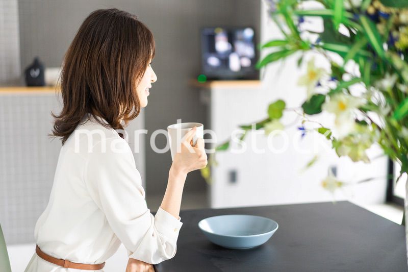 カフェでコーヒーを飲む若い女性