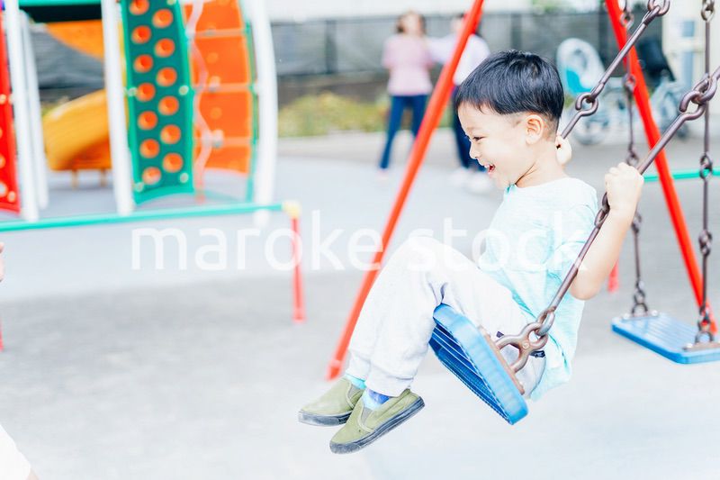 遊具で遊ぶ小さな男の子