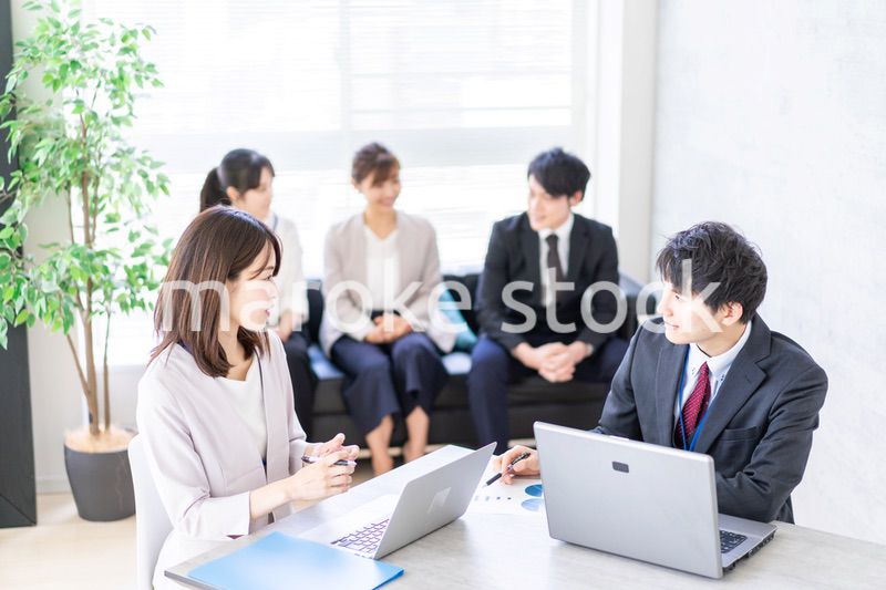 ビジネスミーティングをする男女