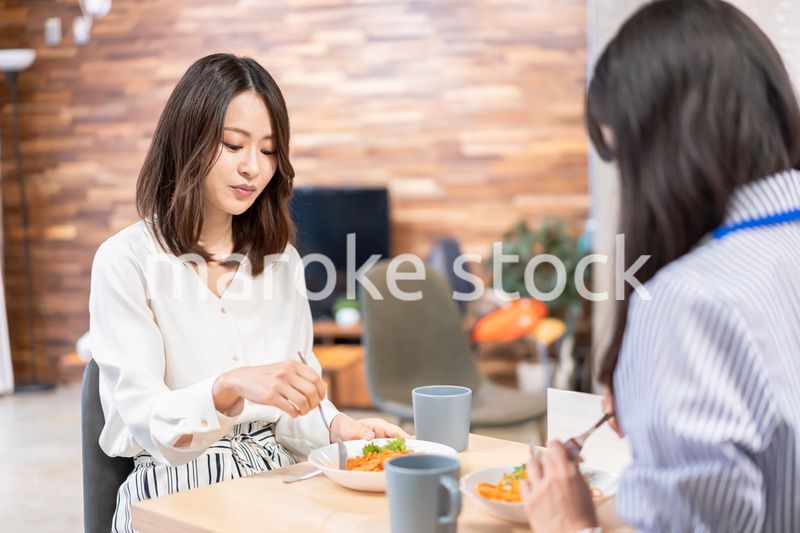 二人でランチを食べるOL