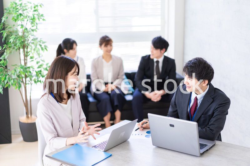 コンサルティング会社で働くビジネスパーソン