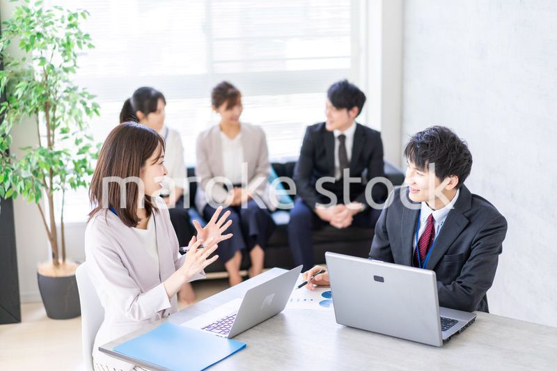 ビジネスミーティングをする男女