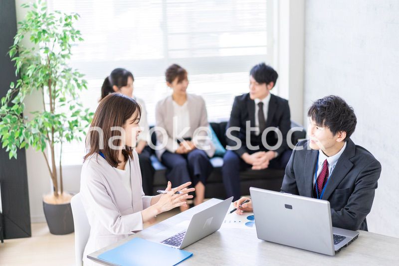 ビジネスミーティングをする男女