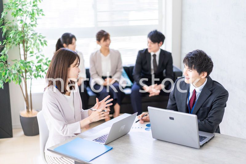 ビジネスミーティングをする男女
