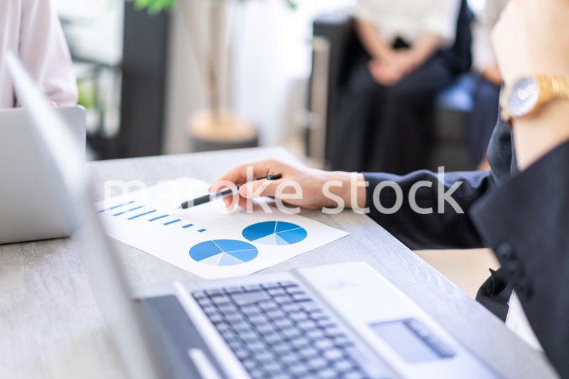 ビジネスミーティングをする男女