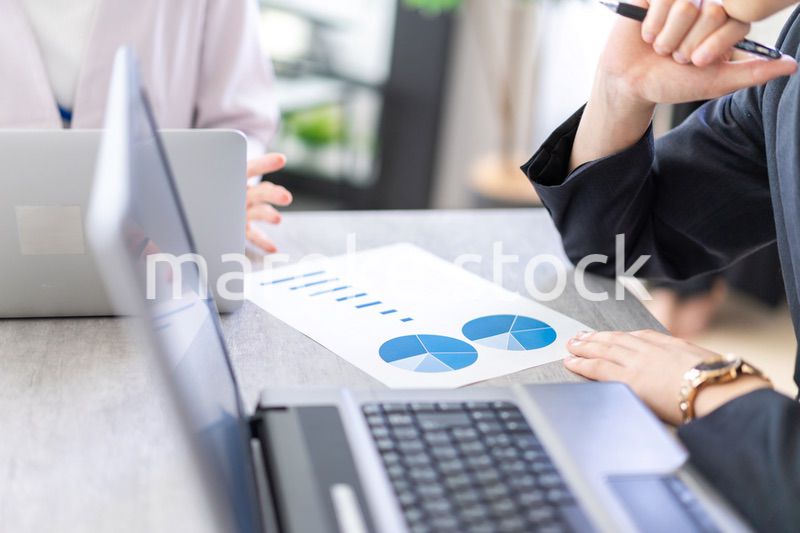 ビジネスミーティングをする男女