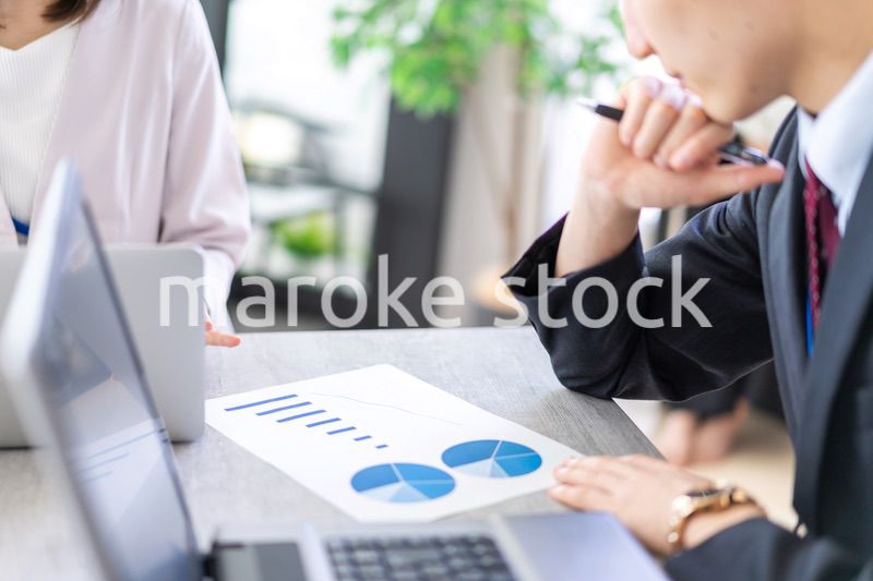 ビジネスミーティングをする男女