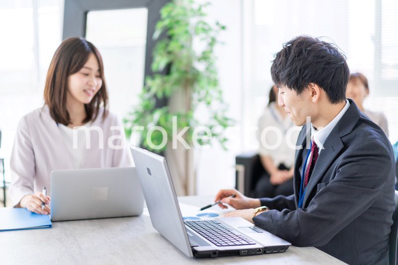 ビジネスミーティングをする男女