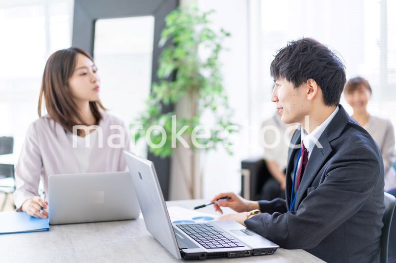 ビジネスミーティングをする男女