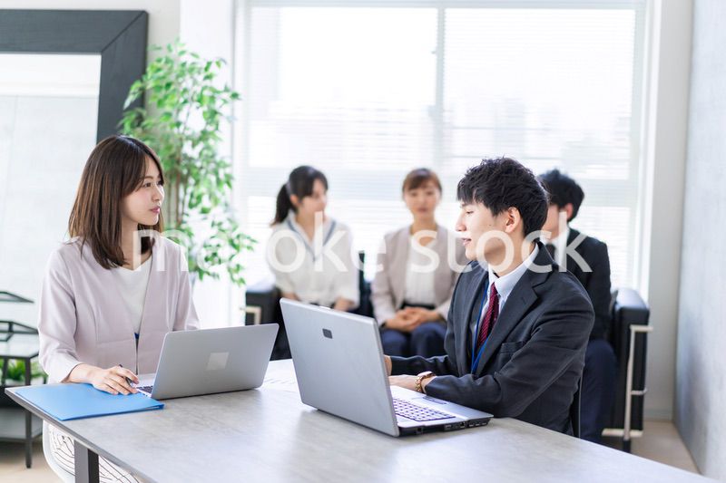 ビジネスミーティングをする男女