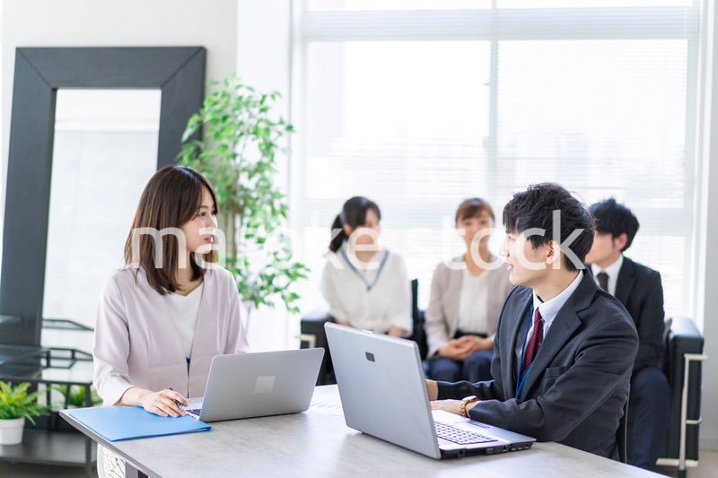 ビジネスミーティングをする男女