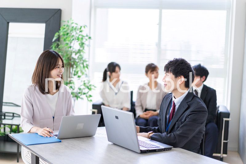 ビジネスミーティングをする男女