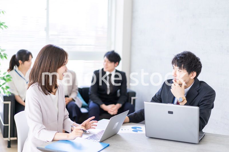 ビジネスミーティングをする男女