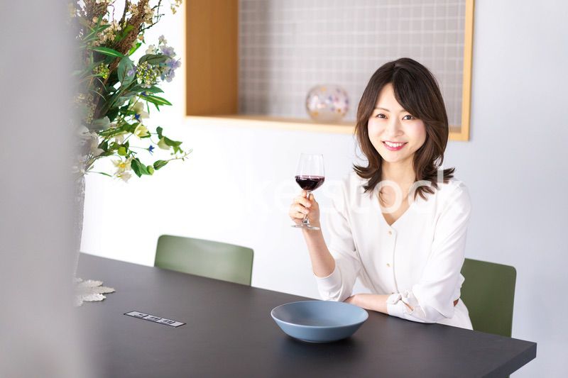 レストランでワインを愉しむ女性