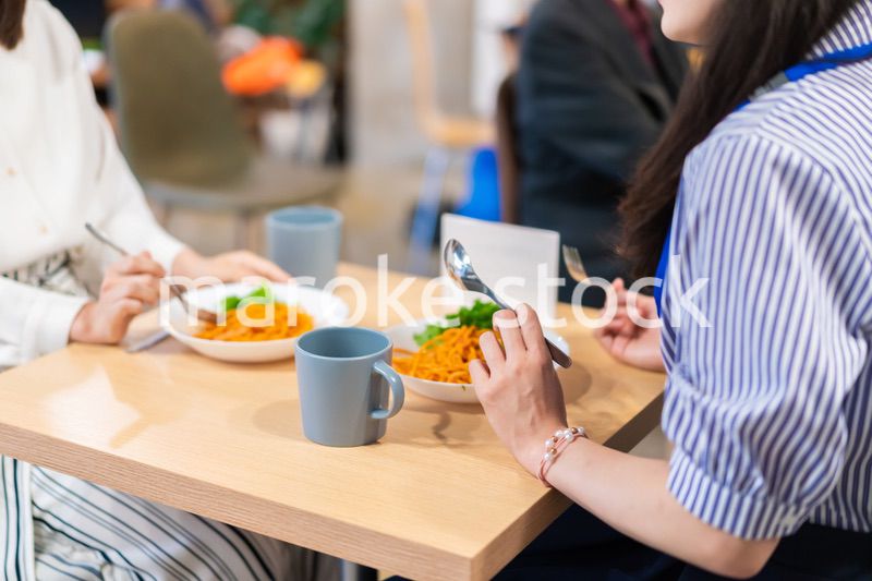 二人でランチを食べるOL