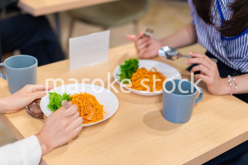 二人でランチを食べるOL