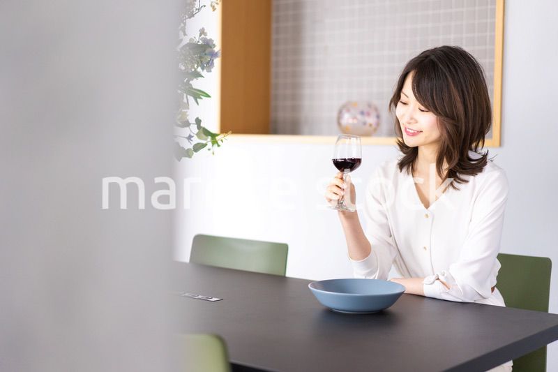 レストランでワインを愉しむ女性