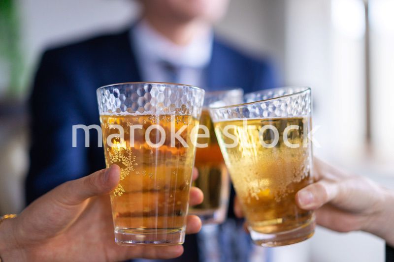 お酒を飲みながら話すビジネスパーソン