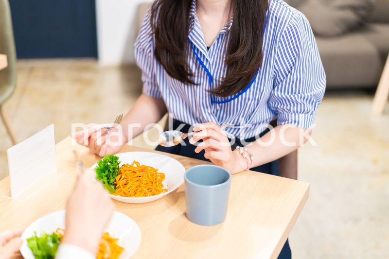 二人でランチを食べるOL
