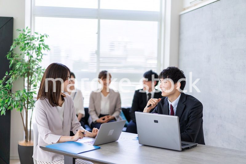 ビジネスミーティングをする男女