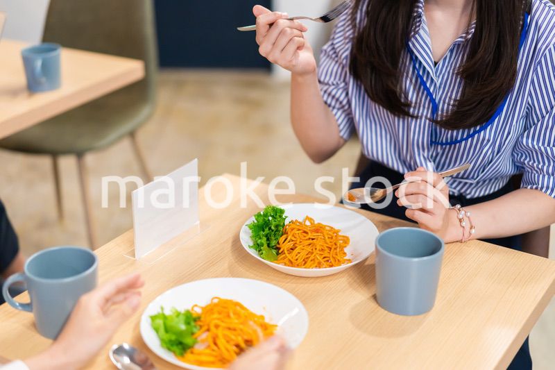 二人でランチを食べるOL