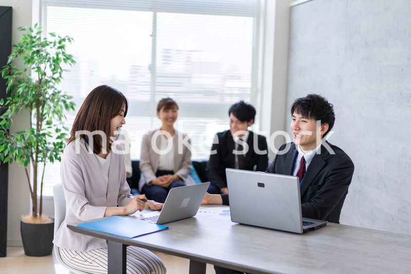 ビジネスミーティングをする男女