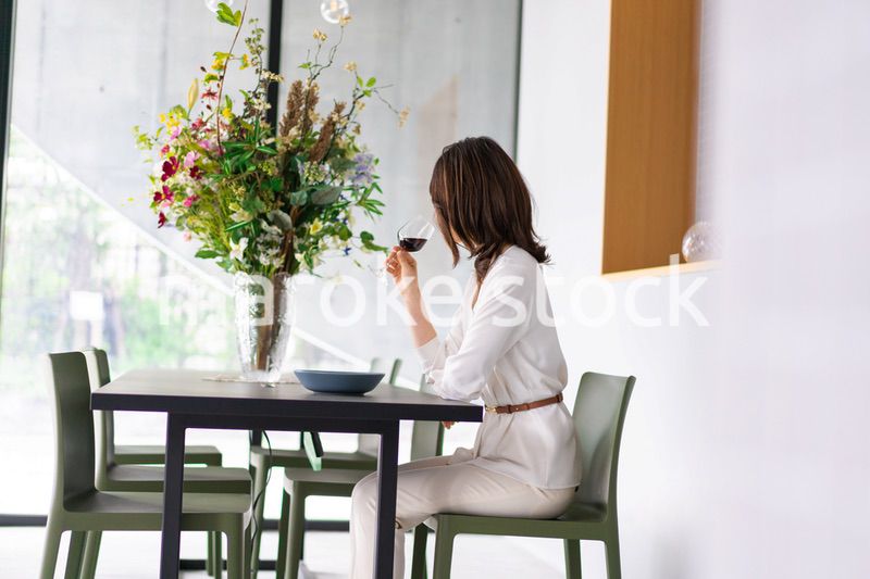 レストランでワインを愉しむ女性