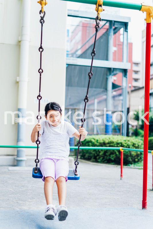 公園で仲良く遊ぶ姉妹