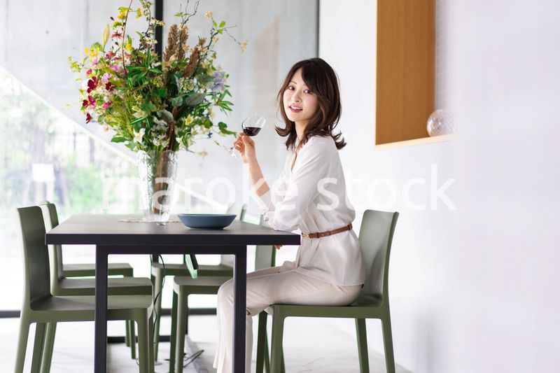 レストランでワインを愉しむ女性