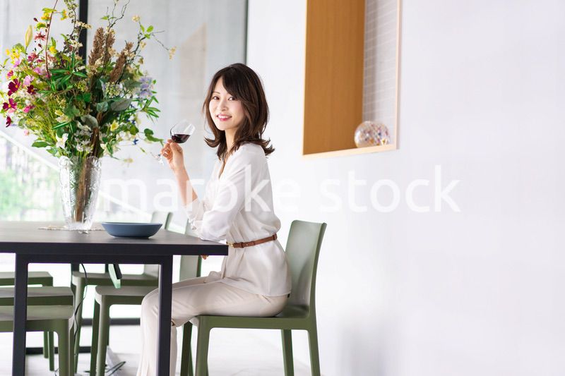 レストランでワインを愉しむ女性