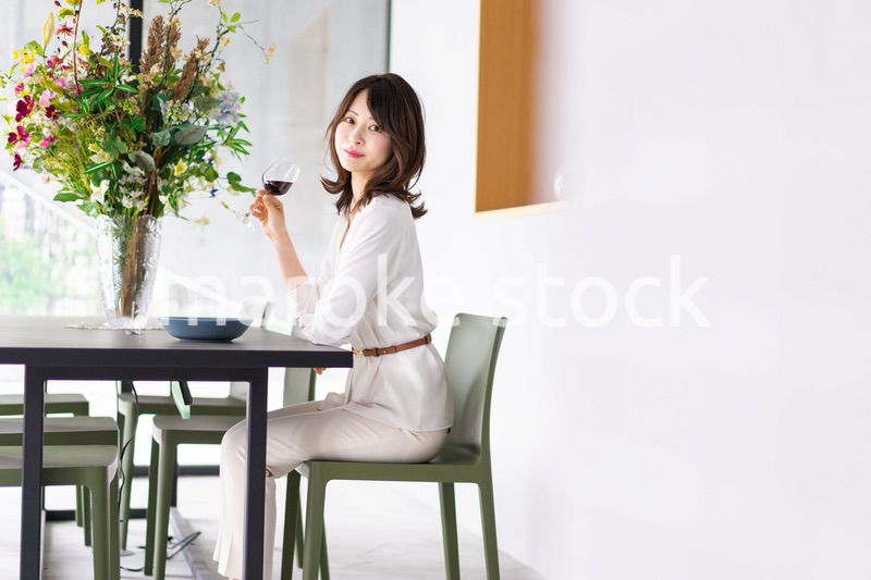 レストランでワインを愉しむ女性