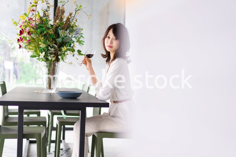 レストランでワインを愉しむ女性