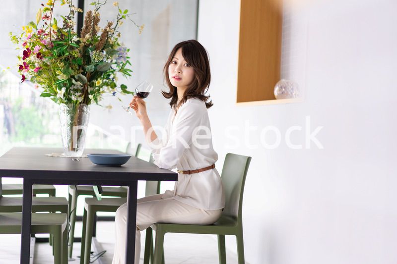 レストランでワインを愉しむ女性