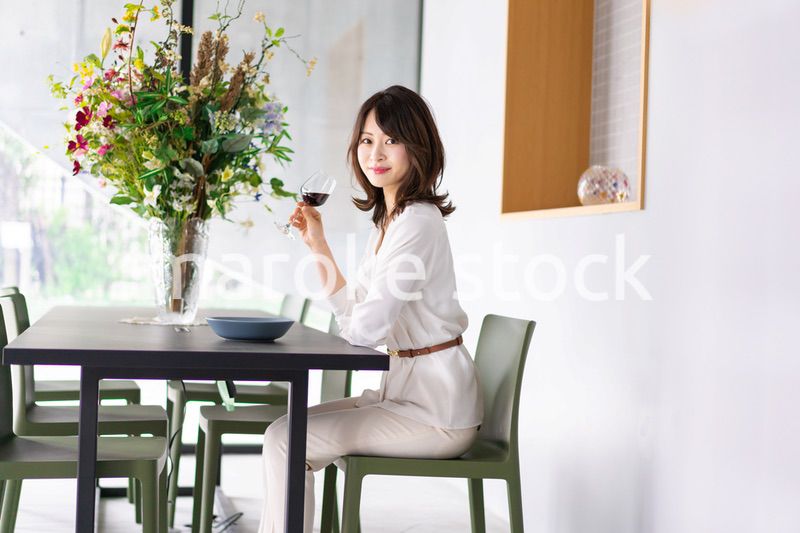 レストランでワインを愉しむ女性