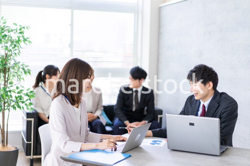 ビジネスミーティングをする男女