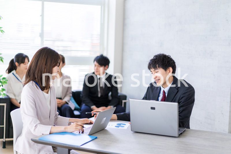 ビジネスミーティングをする男女