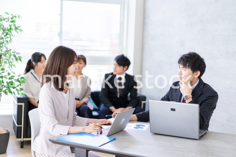 ビジネスミーティングをする男女